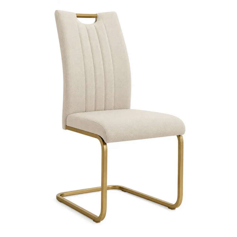 Silla de comedor tapizada en poliéster beige con respaldo alto acanalado base cantilever de acero color latón 45 x 58 x 102 cm