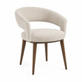 Silla de comedor semicircular tapizada en poliéster bouclé beige con patas de madera maciza de caucho color nogal 58 x 58 x 78 cm